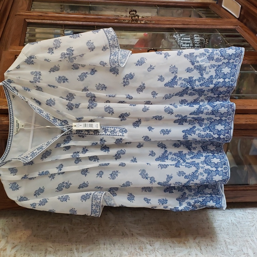 Max studio of London short sleave blue and while light weight blouse Size S